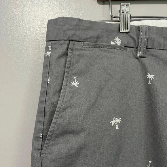 Old Navy Ultimate Slim Chino Shorts Palm Tree Pattern Gray and White - Picture 4 of 9